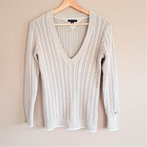 Tommy Hilfiger cable knit sweater w deep V neck. - Picture 1 of 6